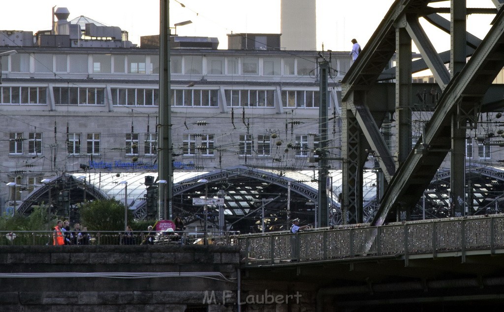 PSpringt kein Suizid Brueckenspringer Koeln Hohenzollernbruecke P189.JPG - Miklos Laubert